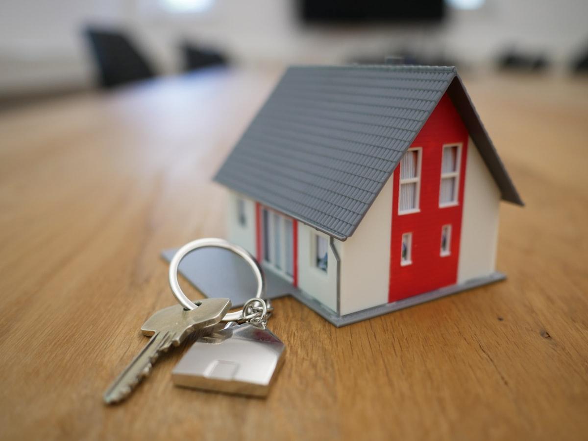 Fixed vs Tracker Mortgage: Which Should You Choose in 2025?